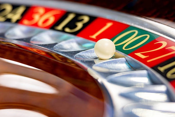 Android phone showing kaisar poker APK download and installation screen