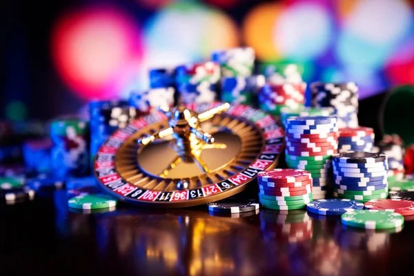 Android phone showing kaisar poker APK installation interface